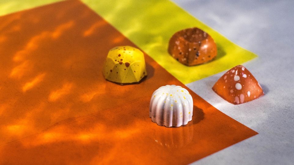 Vier unterschiedliche Pralinen