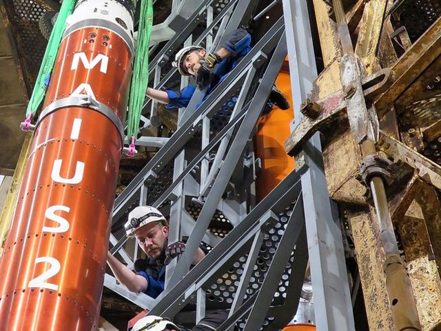 Bringing the payload into the launch tower in Kiruna, Sweden. A rocket of the MAIUS-2-Mission