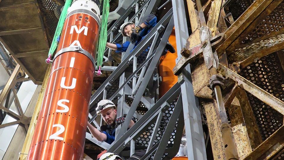 Bringing the payload into the launch tower in Kiruna, Sweden. A rocket of the MAIUS-2-Mission