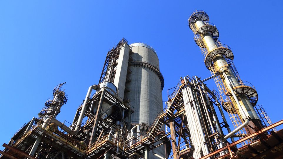 Industrie-Anlage vor blauem Himmel