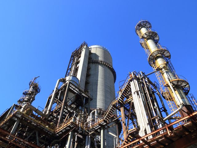 Industrie-Anlage vor blauem Himmel
