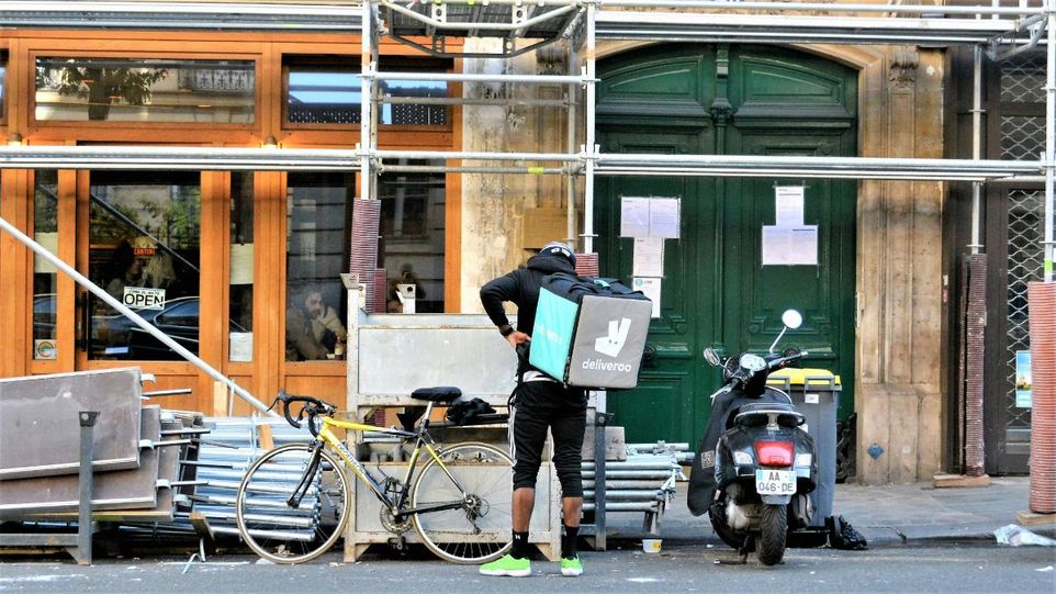 Fahrradkurier vor Restaurant