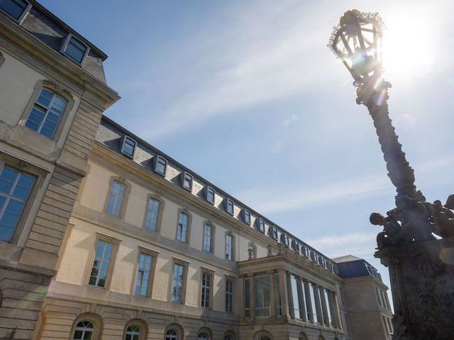 Gebäudeansicht des Landtags in Hannover bei Sonnenschein