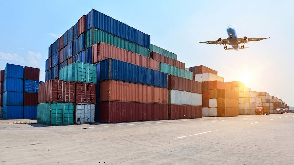 Container am Hafen, Flugzeug am Horizont