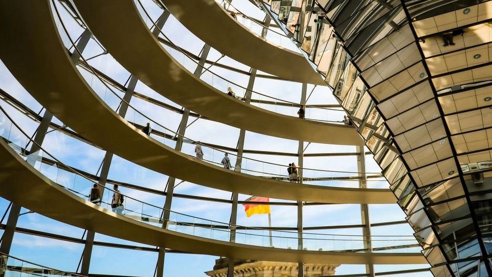 Reichstagskuppel mit Menschen