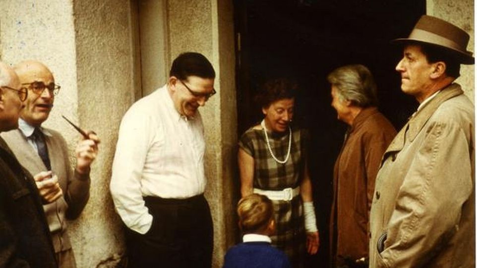 Begegnung am Rande des IV. Mathematikgeschichtlichen Kolloquiums, 1958 3 Männer, 2 Frauen und ein Kind in einem Hauseingang