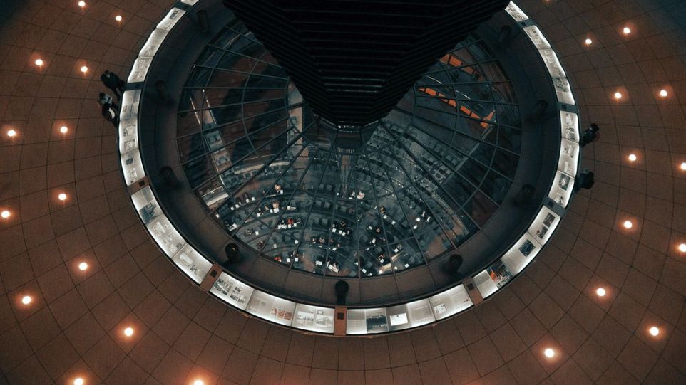 Blick aus der Reichstagskuppel in den Plenarsaal