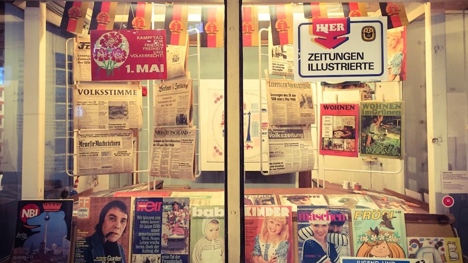 Schaufenster mit Printmedien aus der DDR