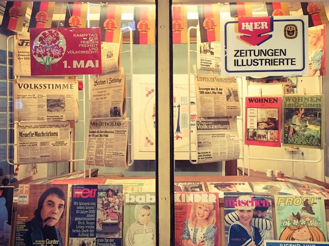 Schaufenster mit Printmedien aus der DDR 