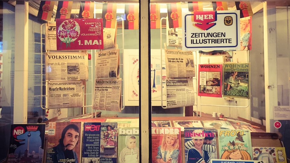 Schaufenster mit Printmedien aus der DDR 