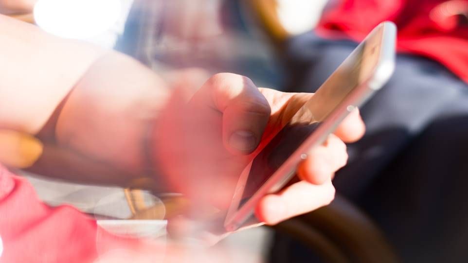 Smartphone in einer Hand