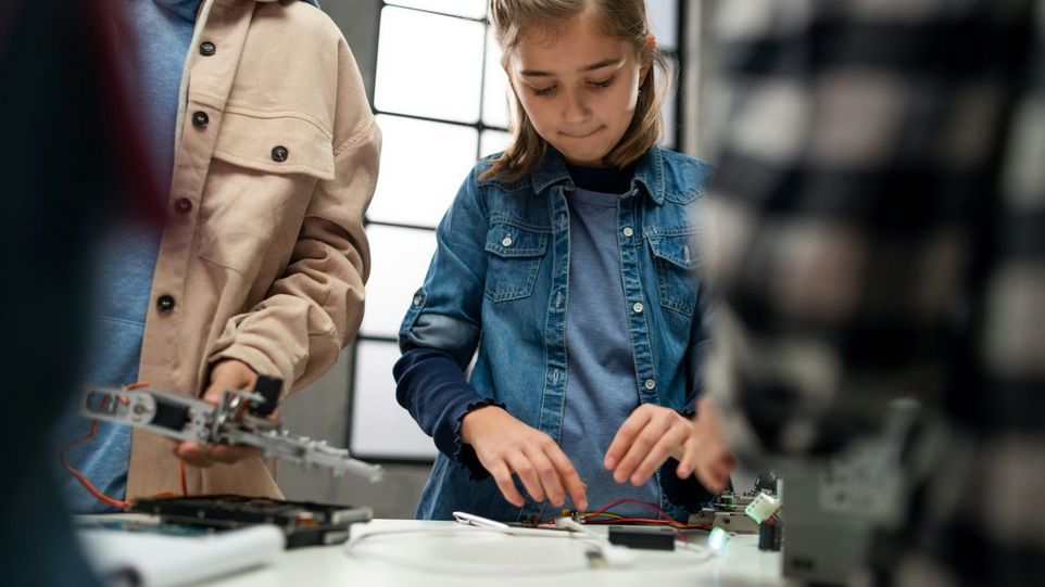 Mädchen vor Elektronik-Versuchsaufbau