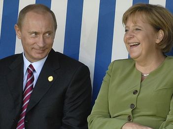 Putin und Merkel im Strandkorb
