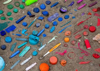 The picture shows a mosaic made of colorful plastic waste.