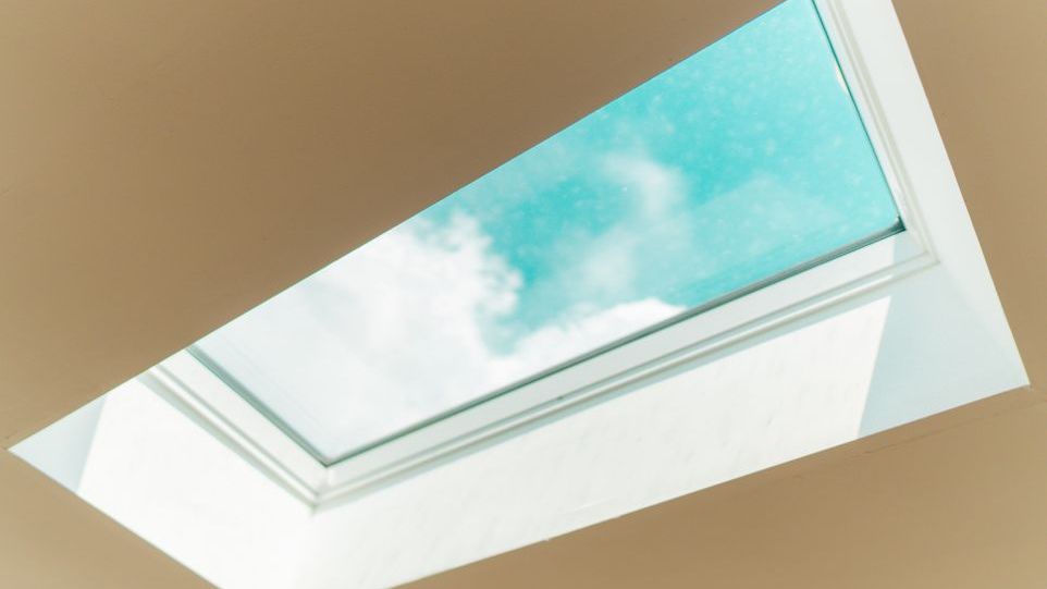 Blick durch Fenster in den Himmel