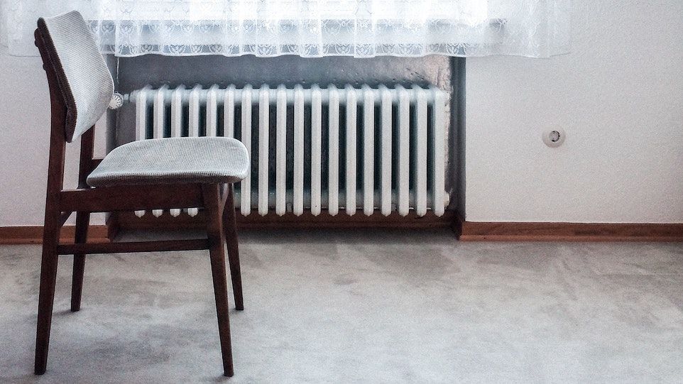 Der Heizenergiebedarf der Deutschen ist leicht gesunken, die Klimaziele werden aber nach wie vor verfehlt. Heizkörper