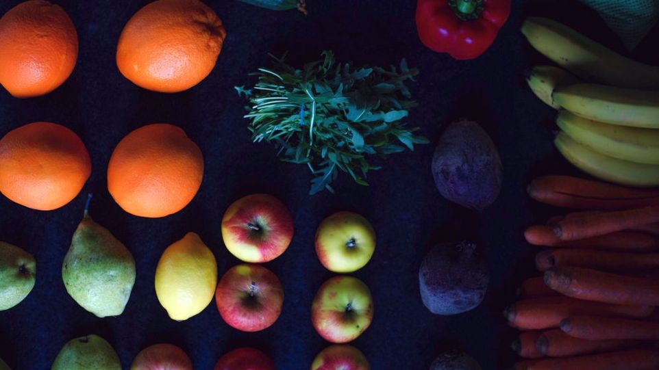 Früchte und Gemüse auf dunklem Hintergrund
