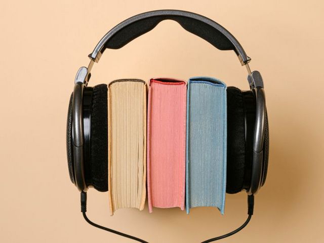 Kopfhörer mit eingeklemmten Büchern