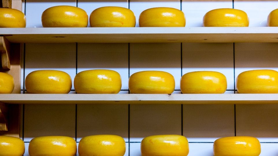 Gelber Käse auf einem Regal