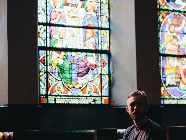 Junger Mann in der Kirche