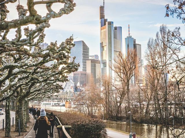 Spaziergänger vor Frankfurter Skyline