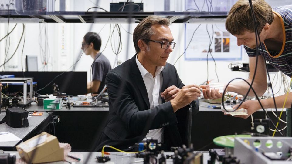 Das Bild zeigt ein Labor übersäht mit Elektronik und Technik.
