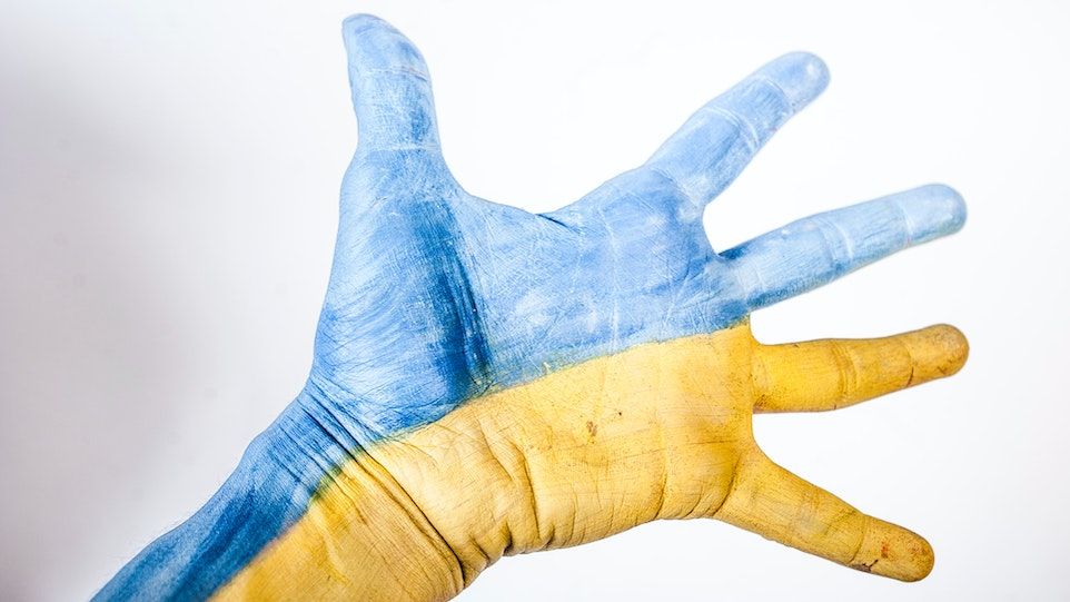 Hand bemalt mit ukrainischen Nationalfarben
