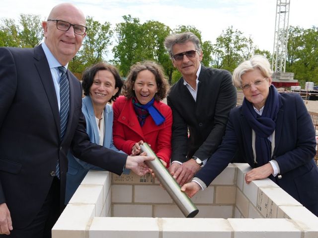 D. Woidke, B. Sturm, A. Hohn, M. Haas und M. Brockmeier beim Versenken der Zeitkapsel