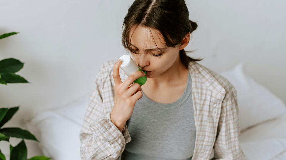 Junge Frau mit Inhalator