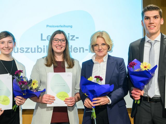 Preisträgerinnen und Preisträger mit Leibniz-Präsidentin Martina Brockmeier