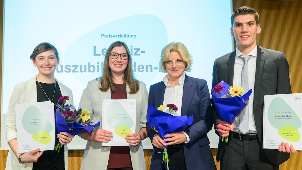 Preisträgerinnen und Preisträger mit Leibniz-Präsidentin Martina Brockmeier