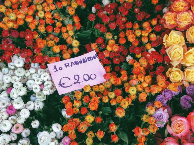Blumensträuße mit Preisschild "2 Euro"