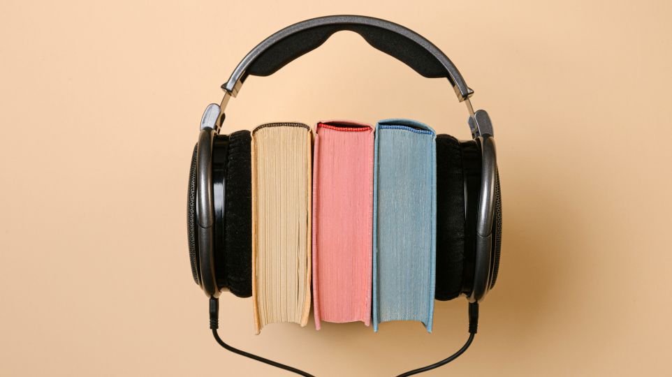 Kopfhörer umklammert Bücher